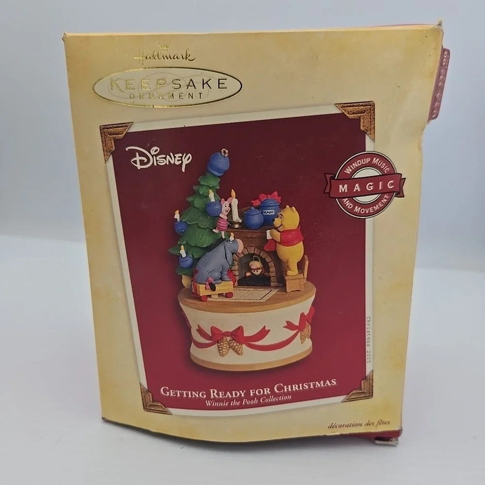 Winnie The Pooh Hallmark Keepsake Ornament Getting‎ Ready For Christmas Disney